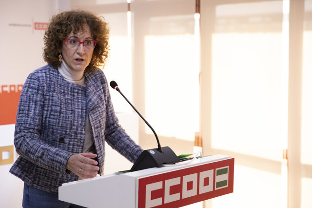 La secretaria general de CCOO-A, Nuria López, durante la atención a medios. A 13 de diciembre de 2021, en Sevilla (Andalucía, España).