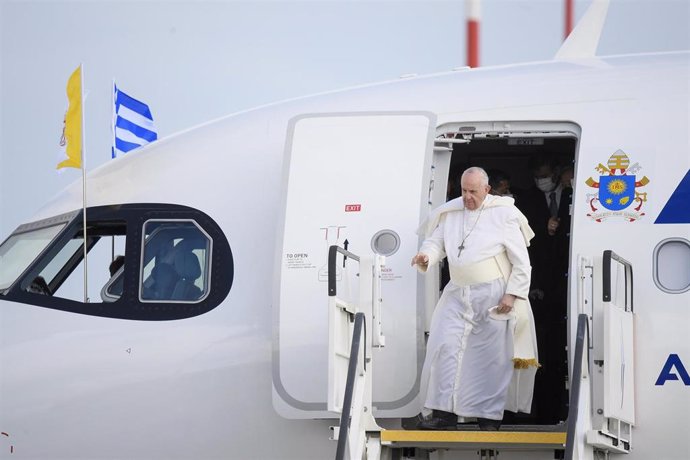 Archivo - El Papa durante su viaje a Grecia en diciembre del año pasado