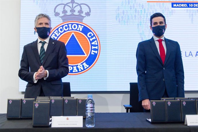 El ministro del Interior, Fernando Grande-Marlaska (i), preside el acto de entrega de las medallas al Mérito de Protección Civil, en el Centro Tecnológico de Seguridad del Ministerio del Interior, a 10 de febrero de 2022, en Madrid (España). Las medalla