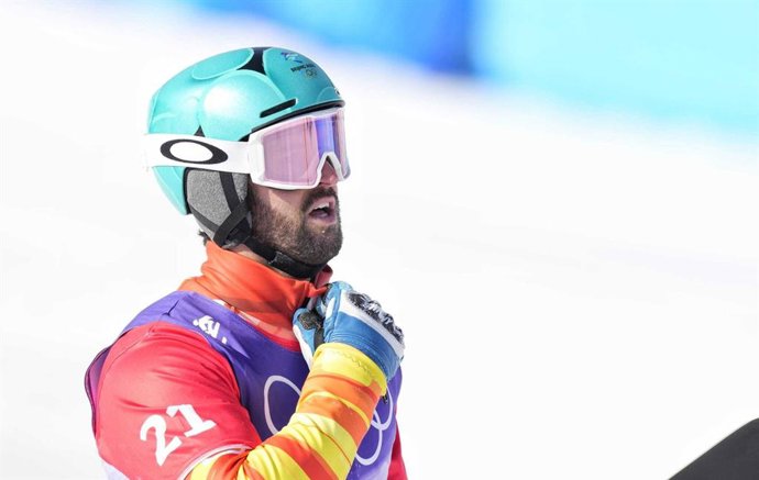 El 'rider' español Lucas Eguibar durante la prueba de 'SBX' del snowboard en los Juegos Olímpicos de Invierno de Pekín 2022.