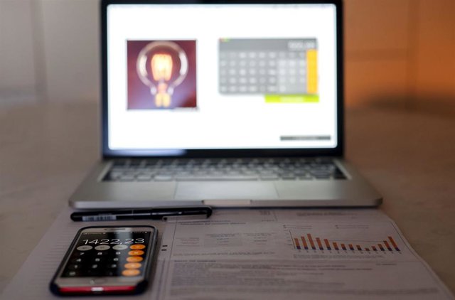 Archivo - Un ordenador portátil, una calculadora y una factura de la luz, a 3 de enero de 2022, en Madrid, (España). 