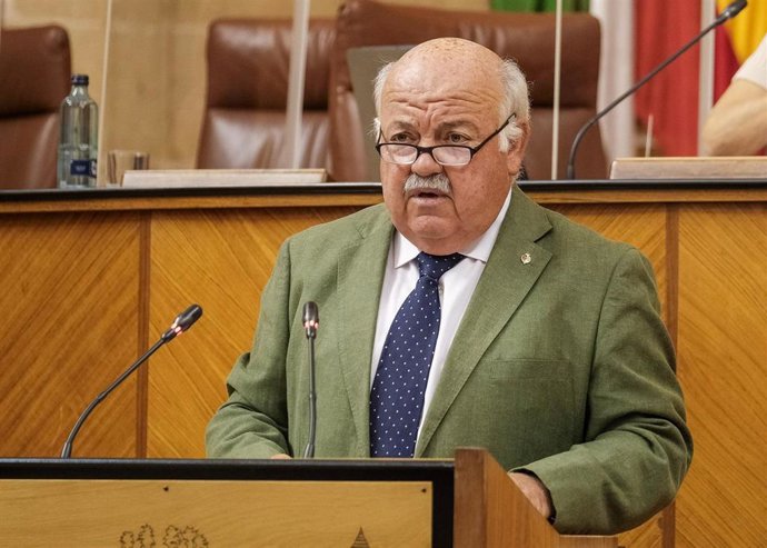 Archivo - Imagen de archivo del consejero de Salud y Familias, Jesús Aguirre, en el Parlamento de Andalucía.