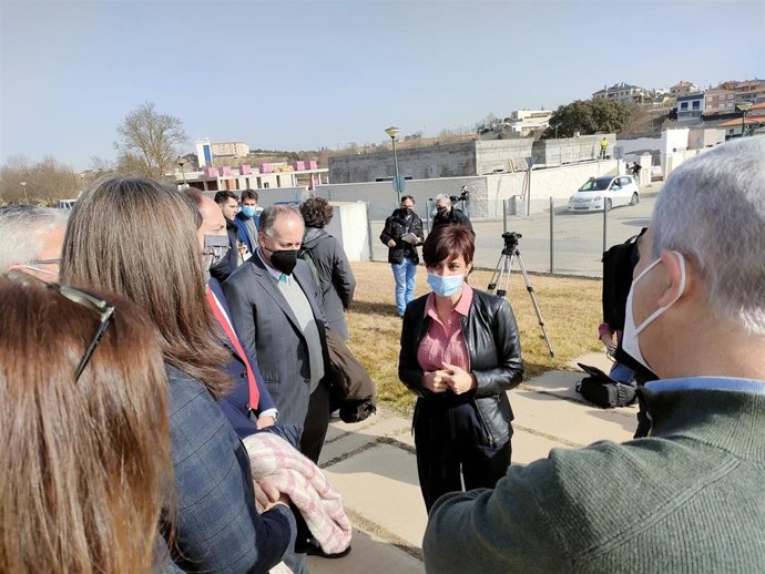 Isabel Rodríguez atiende a los medios de Salamanca.