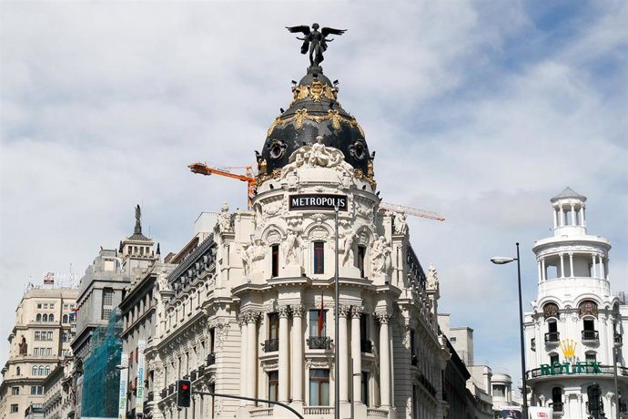 Archivo - Fachada del edificio Metrópolis de Madrid, al inicio de la Calle Gran Vía.