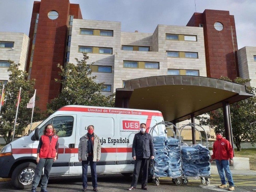 Paradores dona 11.300 mantas a Cruz Roja para personas en situación de vulnerabilidad y emergencia.