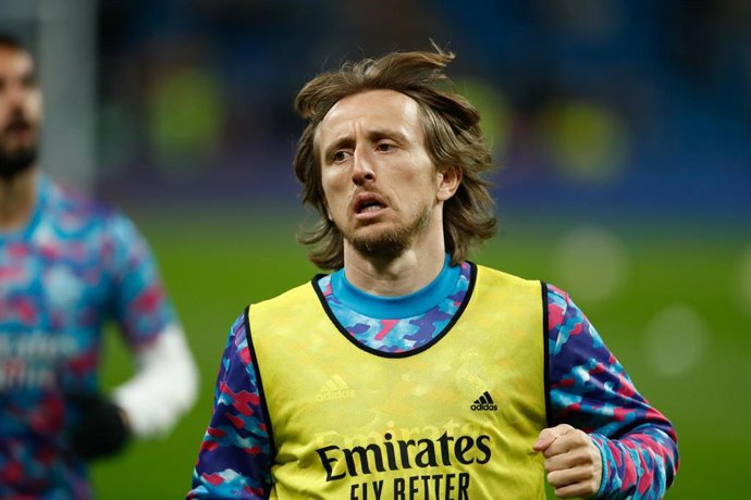 El jugador croata del Real Madrid, Luka Modric, durante el calentamiento del partido ante el Granada en el Santiago Bernabéu de LaLiga Santander 2021-2022.