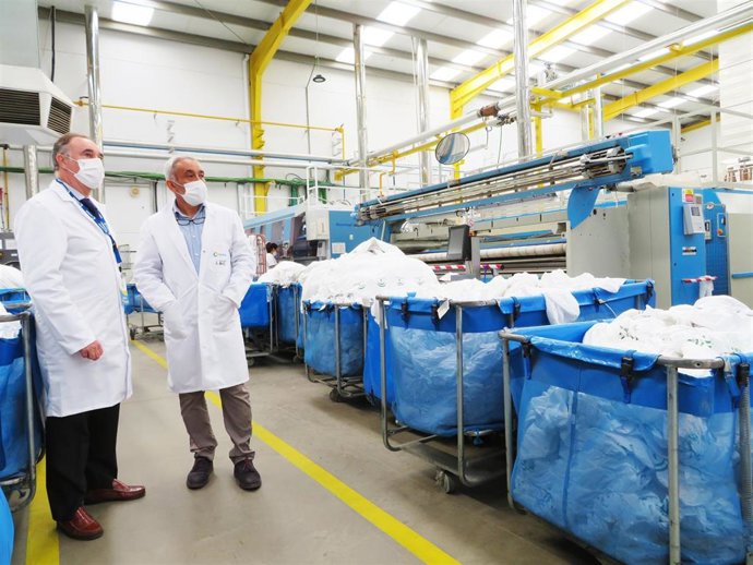 El delegado de Empleo, Antonio Augustín, durante una visita a una de las empresas beneficiadas con las ayudas a la contratación de personas con discapacidad.