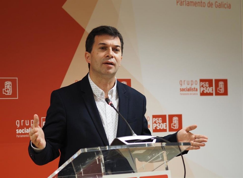 Archivo - Gonzalo Caballero en rueda de prensa en el Parlamento