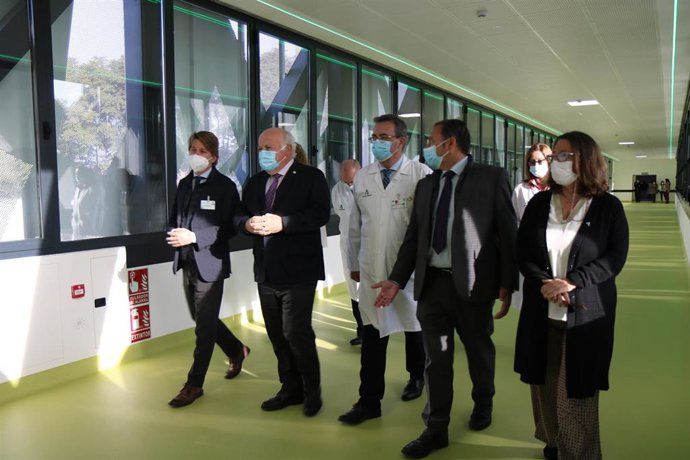 El consejero de Salud y Familias, Jesús Aguirre, visita la pasarela de 90 metros que conecta los cuatro hospitales del Virgen del Rocío.