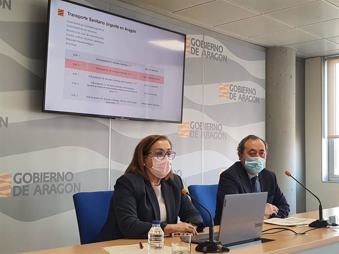 La gerente del 061, Amparo García, y el gerente del Salud, José María Arnal, en la rueda de prensa.