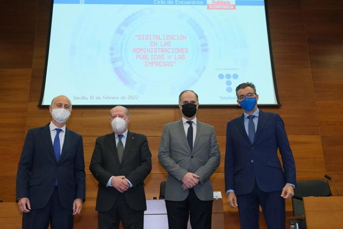 Villalobos participa en una jornada sobre digitalización junto al presidente de Territorio Sur de Telefónica y el director general de Andalucía Económica.