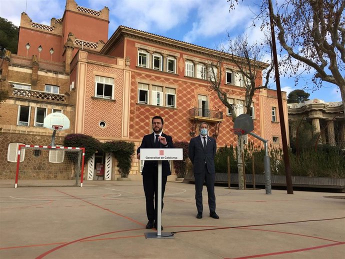 El presidente de la Generalitat, Pere Aragons, y el conseller de Educación, Josep Gonzlez-Cambray, en una rueda de prensa en la Escola Baldiri Reixac