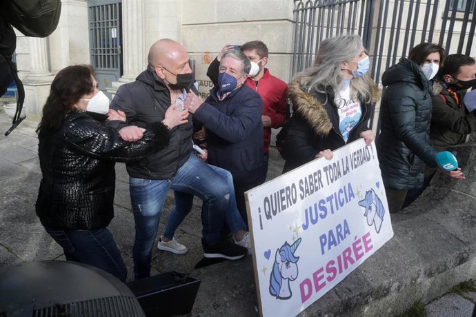 Familiares y allegados de Desirée Leal, en el momento en que llega la madre de la niña y acusada por su asesinato a la Audiencia Provincial de Lugo.