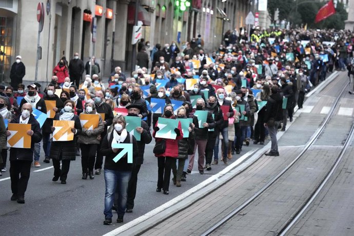 Archivo - Varias personas en la concentración convocada por Sare a  favor de los presos de ETA, a 8 de enero de 2022, en Bilbao, País Vasco, (España). La red ciudadana Sare ha convocado diferentes actos para pedir el acercamiento de todos los presos de 