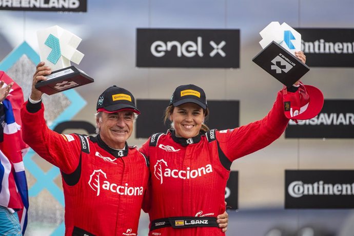 Los pilotos españoles Carlos Sainz y Laia Sanz celebran su primer podio, en Reino Unido, en la primera temporada de Extreme E