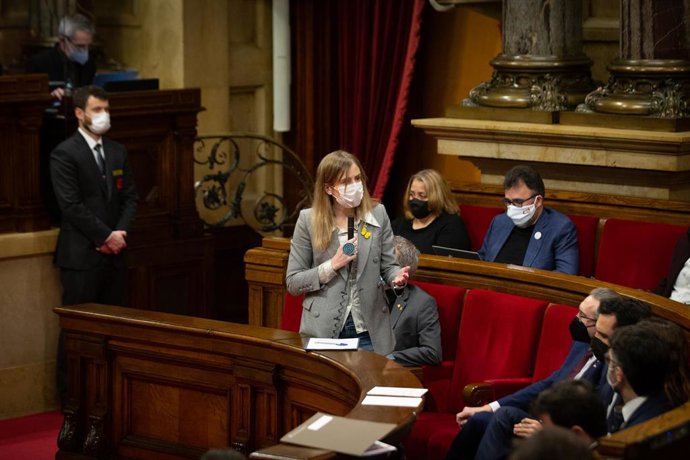 La consellera de Acción Exterior, Victória Alsina, en el pleno del Parlament en una foto de archivo