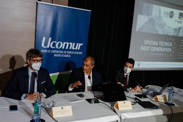 Presentación Oficina Técnica Next Generation Ucomur-Cepes el consejero de Economía, Hacienda y Administración Digital, Luis Alberto Marín (izq), el Director Presupuestos y Fondos Europeos, Daniel Jiménez  (dc) y  Presidente de Ucomur, Juan Antonio Pedreño