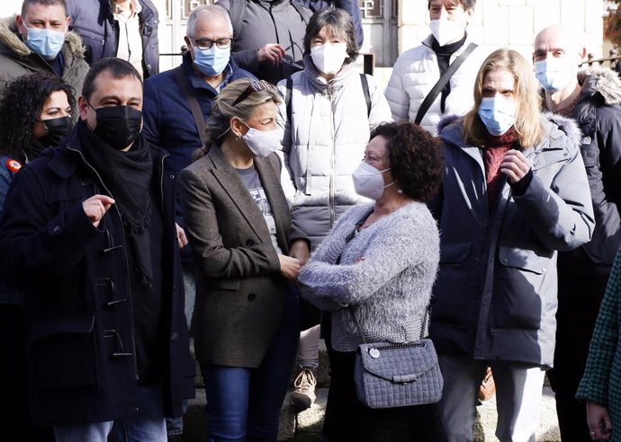 La vicepresidenta segunda del Gobierno y ministra de Trabajo, Yolanda Díaz (c), conversa a su llegada al Ayuntamiento de Castronuño para participar en un encuentro con autoridades y cargos públicos de diversas localidades de Valladolid.