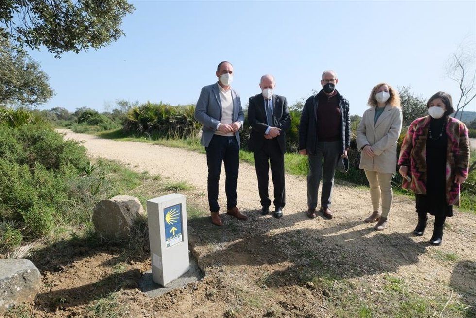 El presidente de la Diputación de Sevilla, Fernando Rodríguez Villalobos, ha asistido a la señalización de la ruta jacobea que cruza por el término de Castilblanco de los Arroyos.