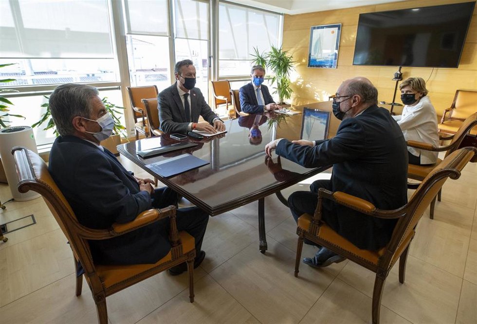 El presidente de Cantabria, Miguel Ángel Revilla, y el consejero de Desarrollo Rural, Ganadería, Pesca, Alimentación y Medio Ambiente, Guillermo Blanco, se reúnen con el presidente del Grupo Tragsa.