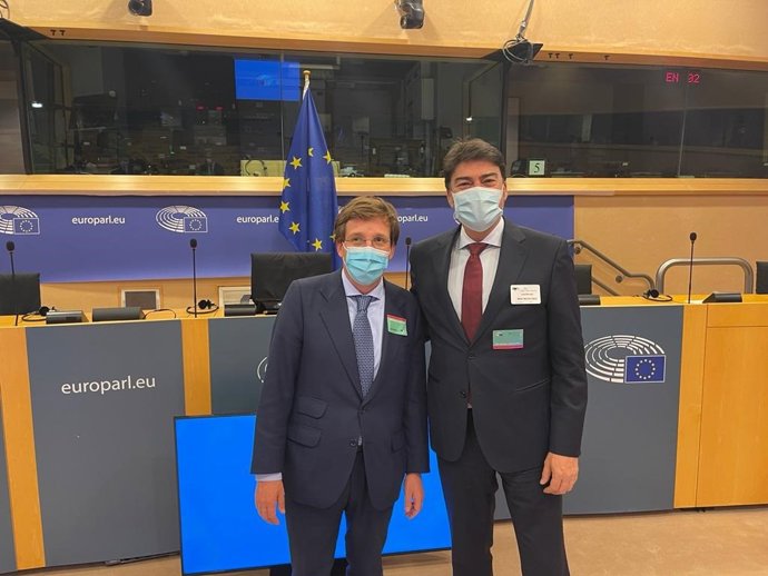 El alcalde de Alicante, Luis Barcala, este miércoles en Bruselas con su homólogo madrileño José Luis Martínez Almeida.