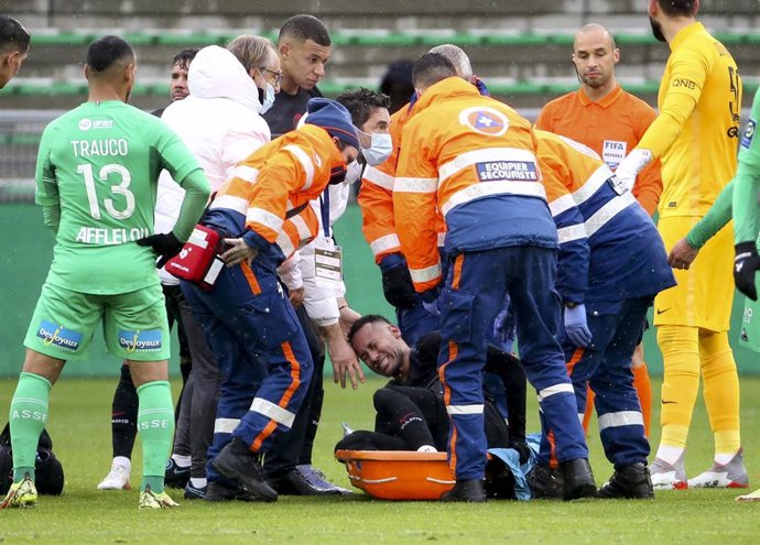 Archivo - Neymar yace en el suelo tras su lesión de tobillo ante el Saint Etienne