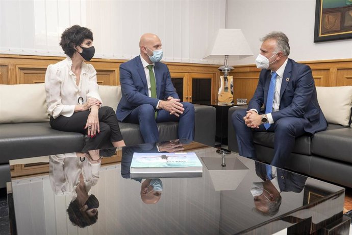 El vicepresidente del astillero público Navantia, Javier Herrador, y la consejera delegada de la sociedad de los pequeños y medianos astilleros privados Pymar, Almudena López, en la reunión que han mantenido con el presidente canario, Ángel Víctor Torre