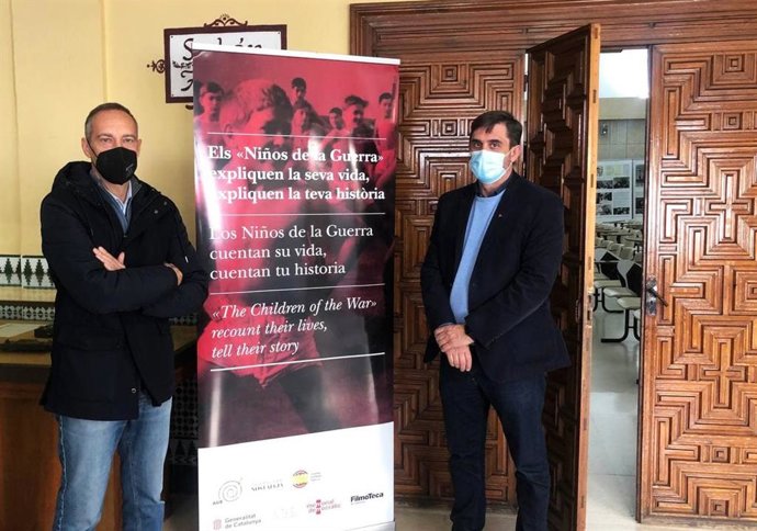 El delegado de Memoria Democrática y Cooperación de la Diputación de Córdoba, Ramón Hernández, visita la exposición 'Los Niños de la Guerra cuentan su vida, cuentan tu historia'.