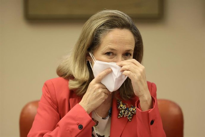 La vicepresidenta primera del Gobierno y ministra de Asuntos Económicos y Transformación Digital, Nadia Calviño, a su llegada a una comparecencia en la Comisión Mixta para la Unión Europea, en el Congreso de los Diputados, a 10 de febrero de 2022.