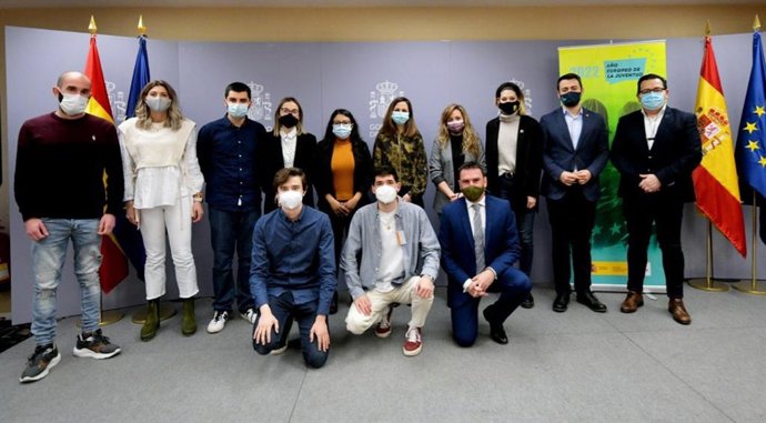 La ministra Ione Belarra con el grupo de trabajo nacional por el Año Europeo de la Juventud