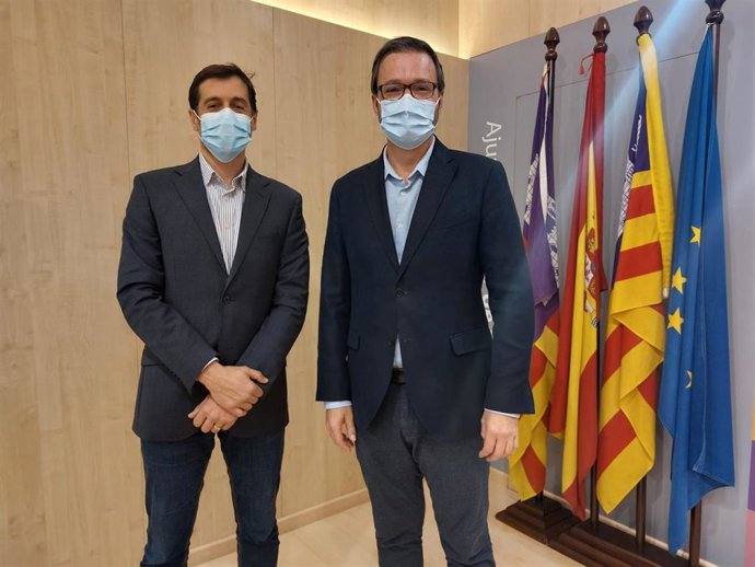 El regidor de Hacienda, Innovación y Función Pública, Adrián García, y el alcalde de Palma, José Hila.
