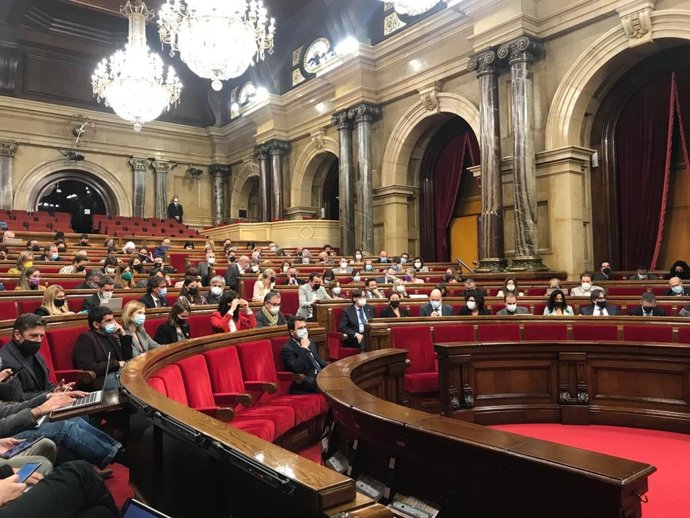 Vista general del pleno del Parlament el 10 de febrero.
