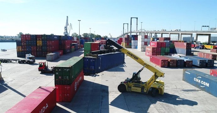 Instalaciones portuarias del Puerto de Sevilla.