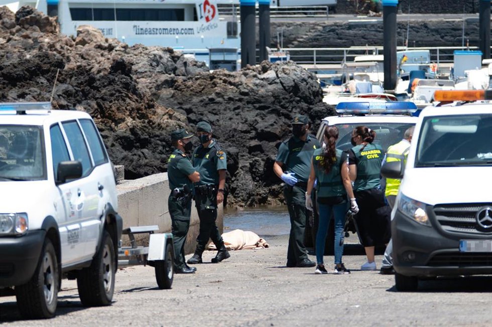 Archivo - Varios agentes de Guardia Civil en el puerto de Órzola