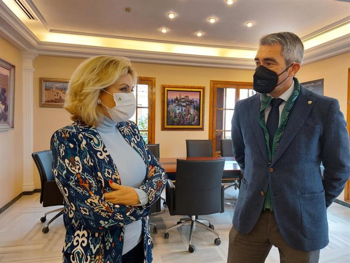 La delegada territorial de Empleo, Formación, Trabajo Autónomo, Transformación Económica, Industria, Conocimiento y Universidades, Carmen Sánchez Sierra y el alcalde de Benalmádena (Málaga), Víctor Navas,