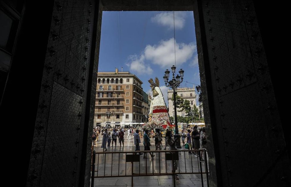 Archivo - Varias personas acuden a visitar la imagen de la Virgen de los Desamparados, en la Plaza de la Virgen, a 5 de septiembre de 2021, en Valncia