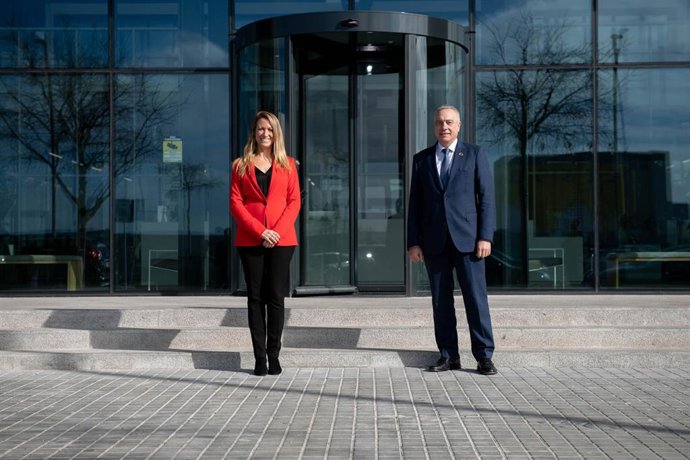 La Delegada Del Gobierno En Catalunya, Maria Eugnia Gay, Junto Al Delegado Especial Del Estado En El CZFB, Pere Navarro.