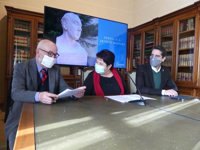 La alcaldesa, Clara Luquero, junto con el académico de San Quirce, Juan Luis García Hourcade, y el concejal de Turismo, Miguel Merino.