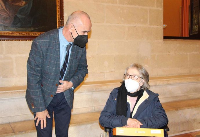 El alcalde de Sevilla, Antonio Muñoz, en un acto de entrega de viviendas adaptadas para personas con problemas de movilidad.