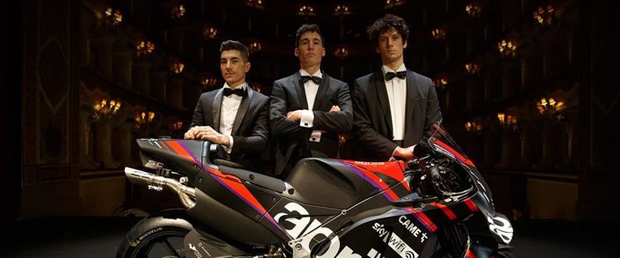 Maverick Viñales, Aleix Espargaró y Lorenzo Savadori, piloto del equipo Aprilia para el Mundial MotoGP 2022 con la nueva RS-GP 2022