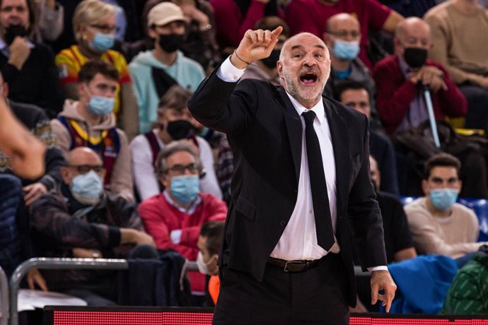 Archivo - Pablo Laso da instrucciones durante un partido del Real Madrid en el Palau Blaugrana