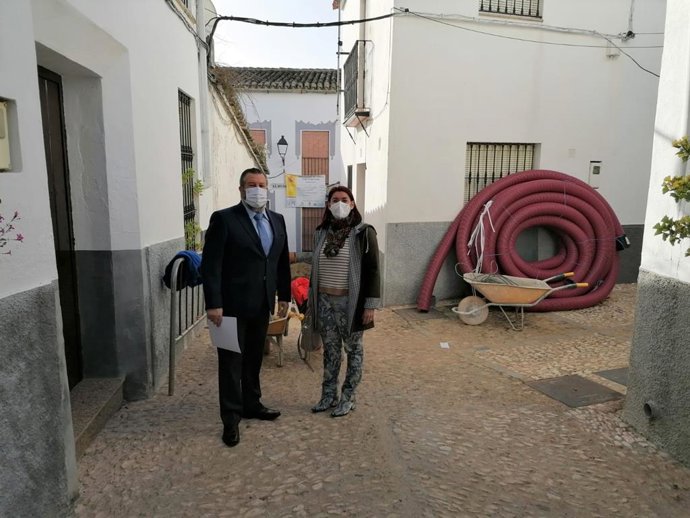 El delegado territorial de Regeneración, Justicia y Administración Local, Alfredo Martín, durante su visita a Zufre (Huelva), para conocer algunos de los proyectos que ejecuta el Ayuntamiento con cargo al PFEA.
