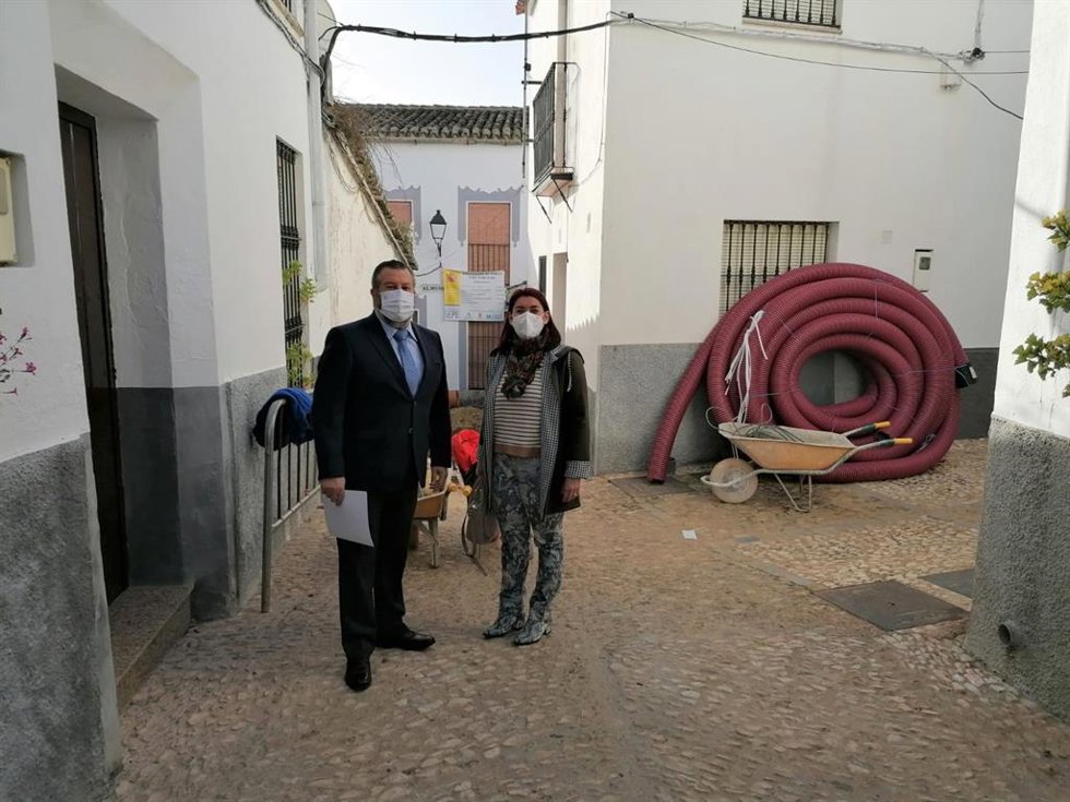 El delegado territorial de Regeneración, Justicia y Administración Local, Alfredo Martín, durante su visita a Zufre (Huelva), para conocer algunos de los proyectos que ejecuta el Ayuntamiento con cargo al PFEA.