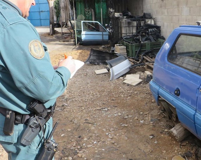 Imagen de un agente en el taller mecánico clandestino de Tortosa