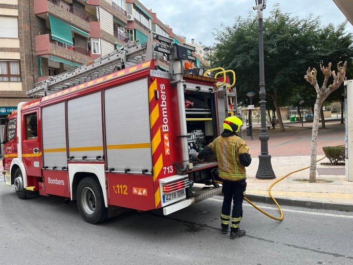 Los bomberos sofocan un incendio en el interior de una vivienda provocado por unos trabajos de soldadura en El Campello