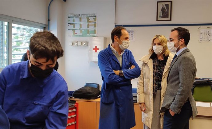 La delegada de Educación y Deporte, Inmaculada Troncoso, y el delegado de Empleo, Formación, Trabajo Autónomo, Transformación Económica, Industria, Conocimiento y Universidades, Ángel Herrador, visitan el IES Zoco.