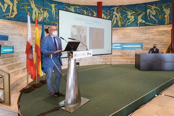 El consejero de Sanidad, Miguel Rodríguez, y el experto en Salud Pública, Enrique Bernal-Delgado, presentan el portal Atlas de Asistencia Sanitaria en Cantabria.