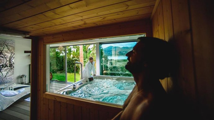 Una pareja disfruta de una estancia en un hotel malagueño