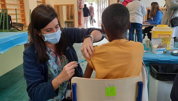 Administración de la segunda dosis a un alumno de un centro educativo de Alicante