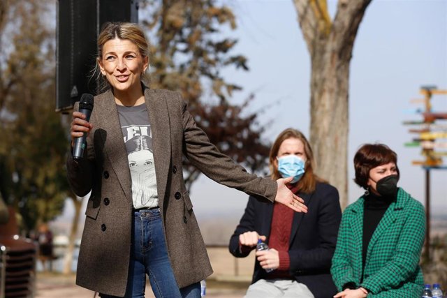 La vicepresidenta segunda del Gobierno y ministra de Trabajo, Yolanda Díaz, interviene en un encuentro público en el Anfiteatro del Parque de la Muela, 10 de febrero de 2022, en Castronuño, acompañada por Pablo Fernández y María Sánchez.